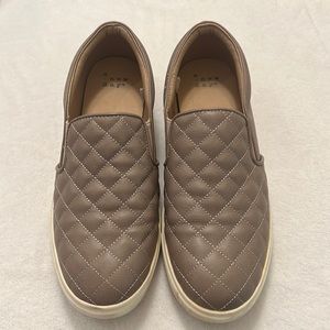 Reese quilted A new day slip on shoes, size 9, good condition